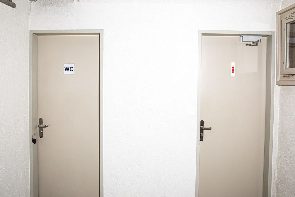 Ein Zürcher Schulhaus hat eine geschlechtsneutrale Toilette eingeführt – ohne grossen Aufwand oder Probleme.